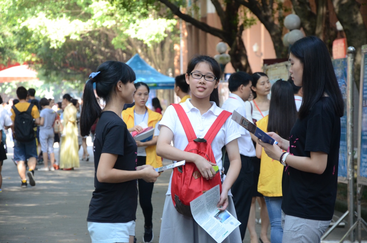 学生代表热情讲解
