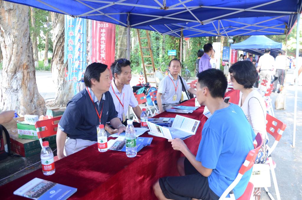 老师为学生及家长答疑