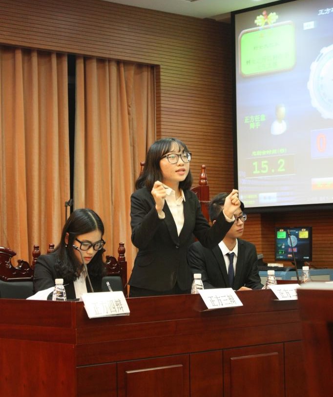 正方二辩正在反击