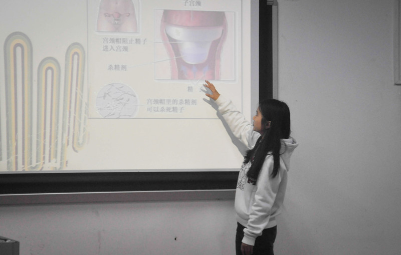 实践部干事耐心讲解