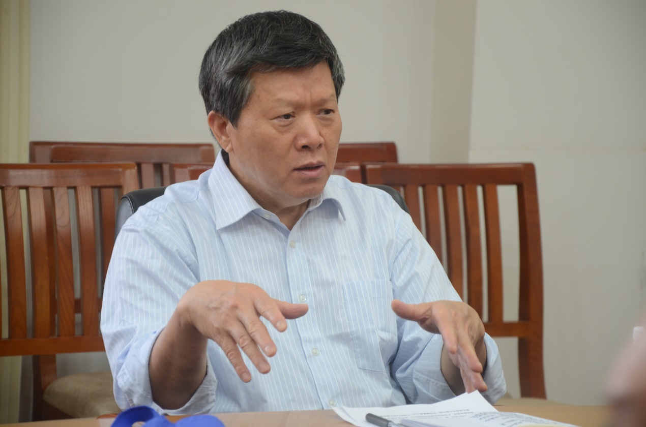 特聘组织员蒙德红认真解答问题