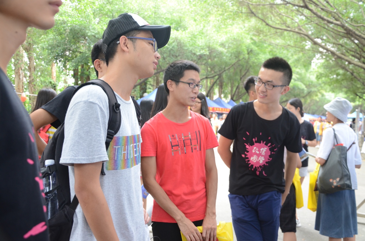 学生代表为考生解答疑惑