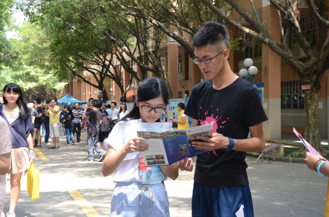 考生向学生代表咨询