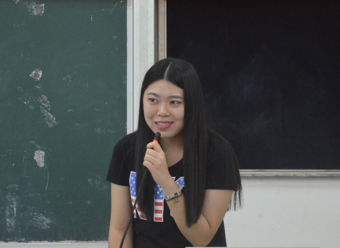 同学们进行班级活动展示