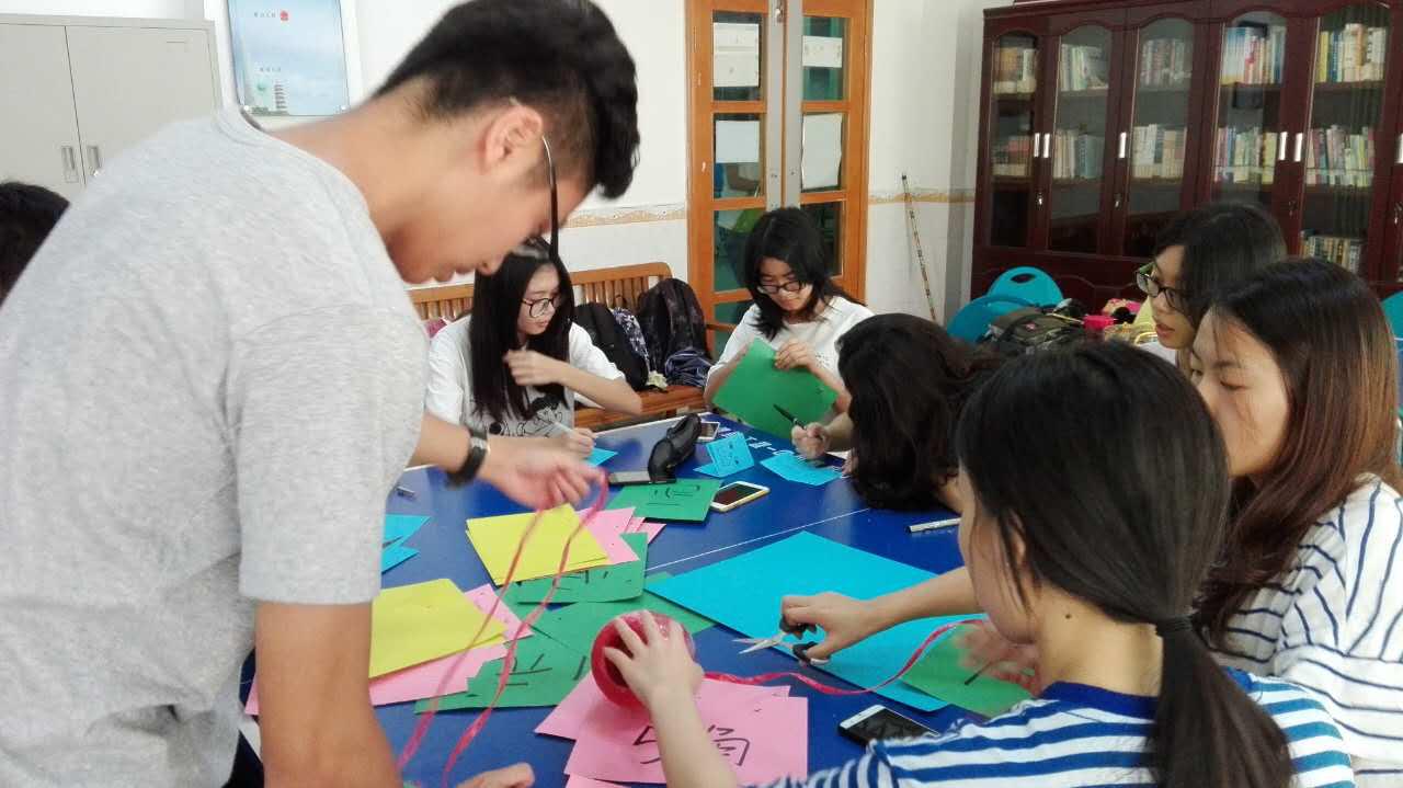 活动开始前,同学们在休息室准备游戏需要的道具和小礼物