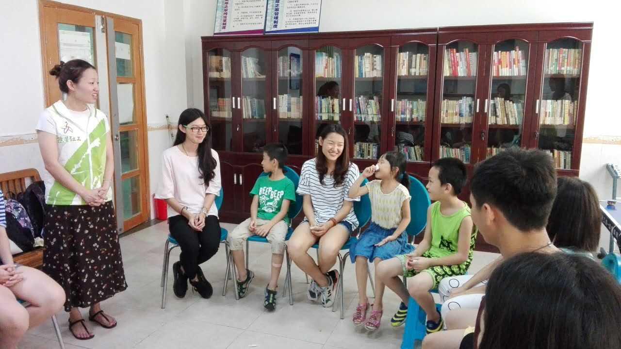 活动结束后,大家围在一起,分享此次活动的感受