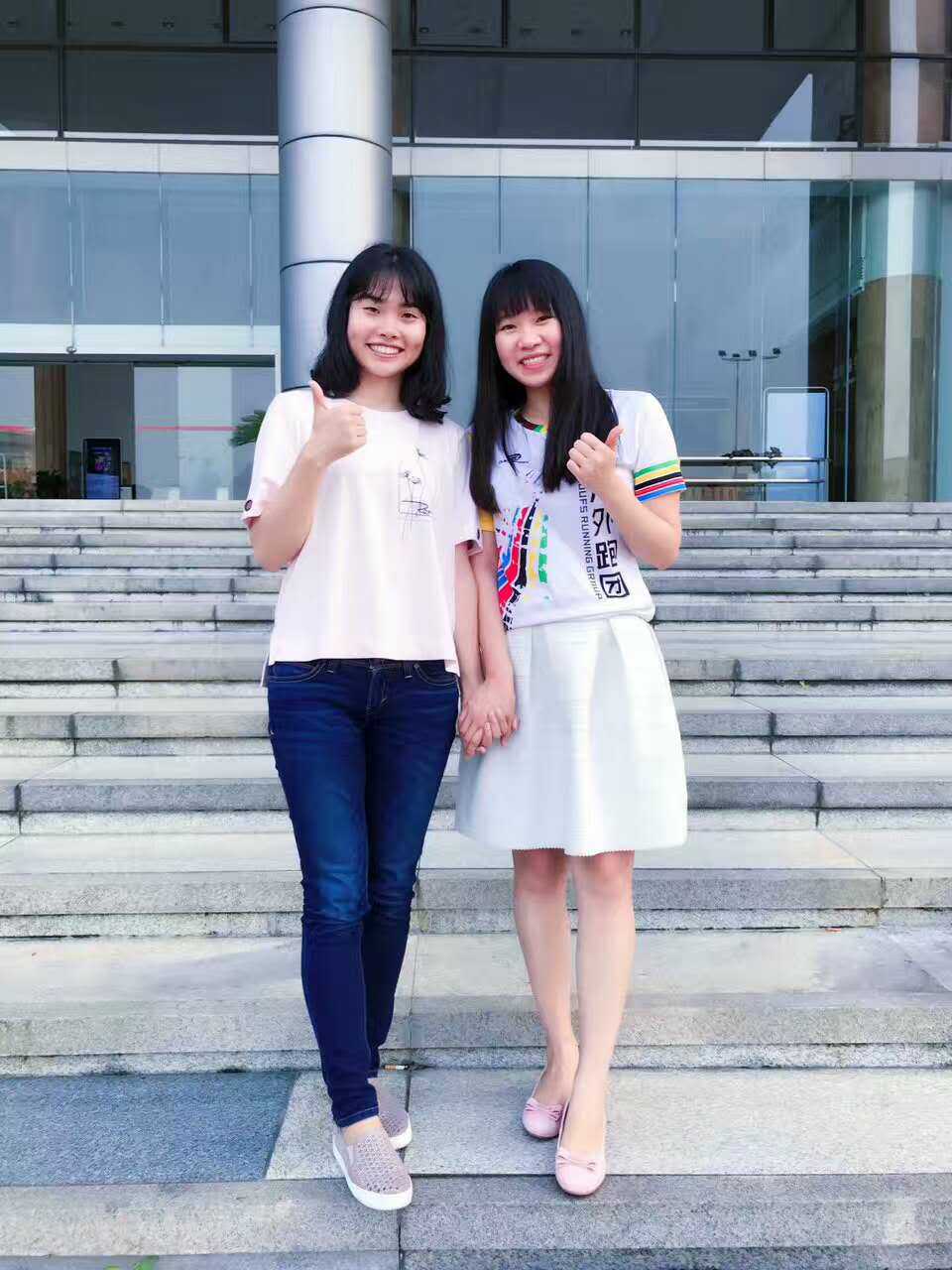 郭念恩校友于辅导员合影