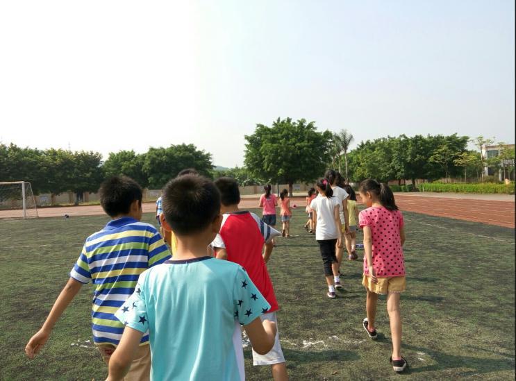 五班的学生前往划分好的区域进行比赛