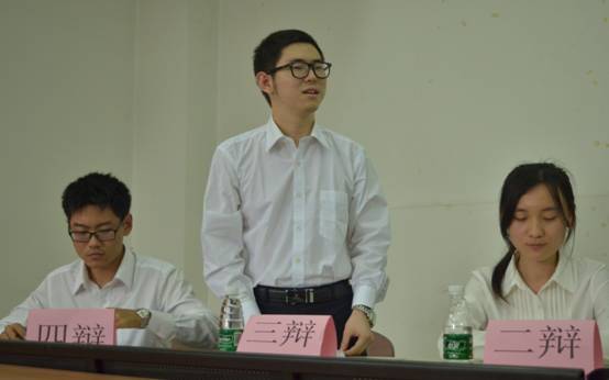 正方三辩正在反击