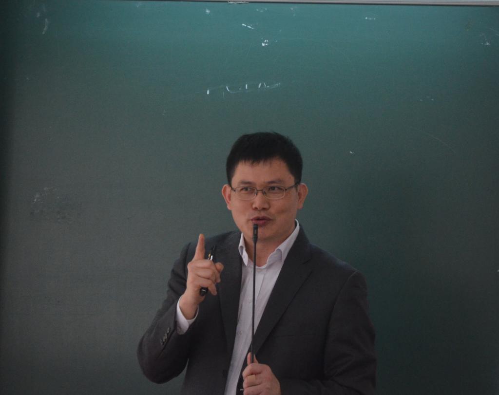 袁律师声情并茂地发言