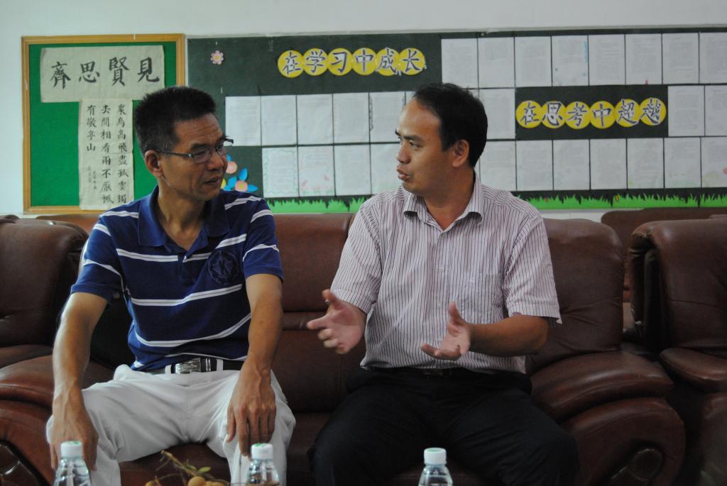 高云坚书记与赤坭圩小学校长交流