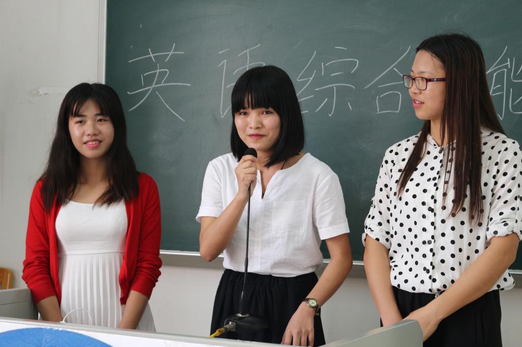 Holy High队做展示中