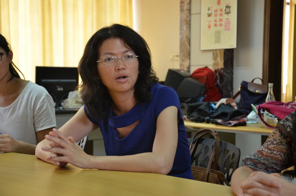 邵任薇主任指导学生工作