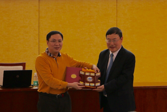 刘校长给教授赠送纪念品
