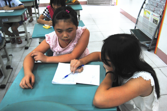 ↑数学老师淑贞在指导小星星做题