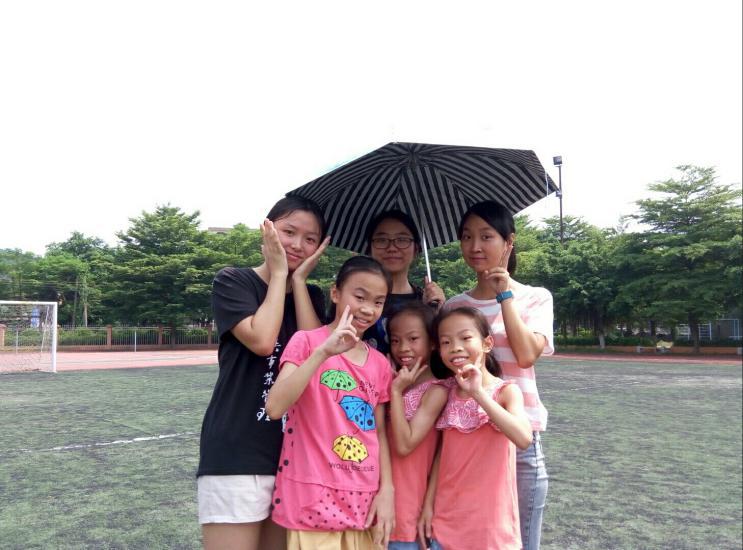 调研小组组员和活动主持人和学生的合照