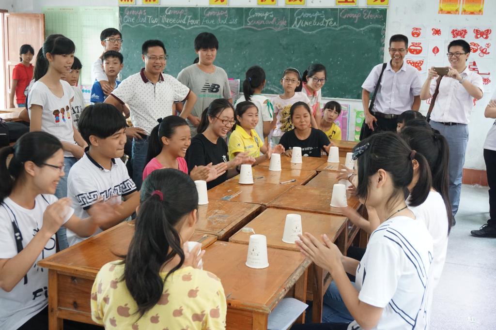 队员与学生合作展示杯子舞