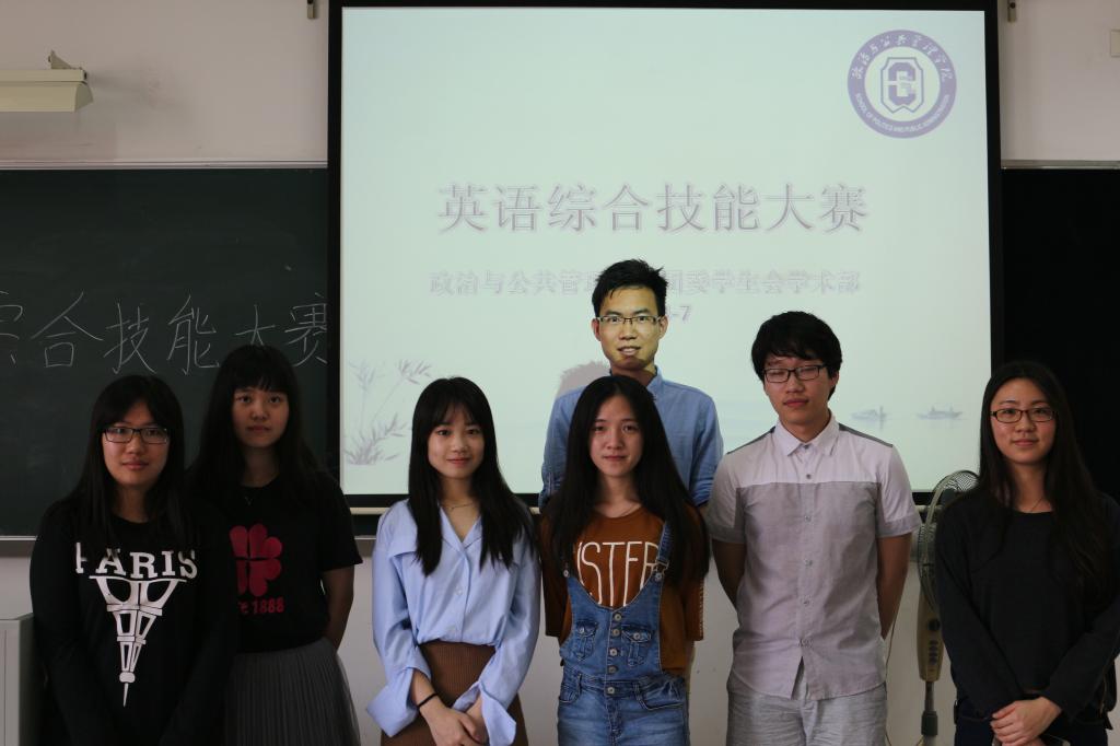 评委和工作人员合影留念