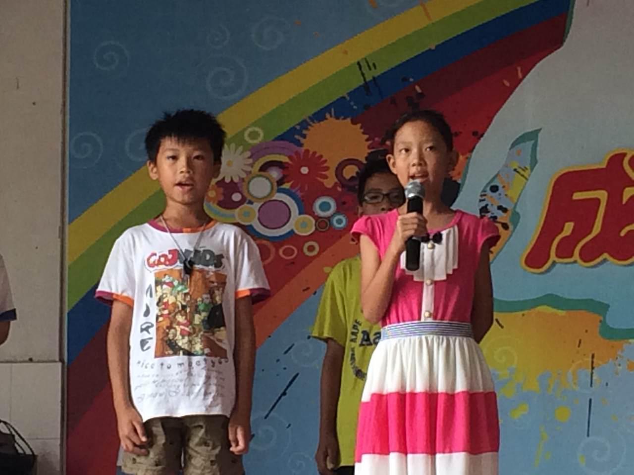 小朋友认真表演