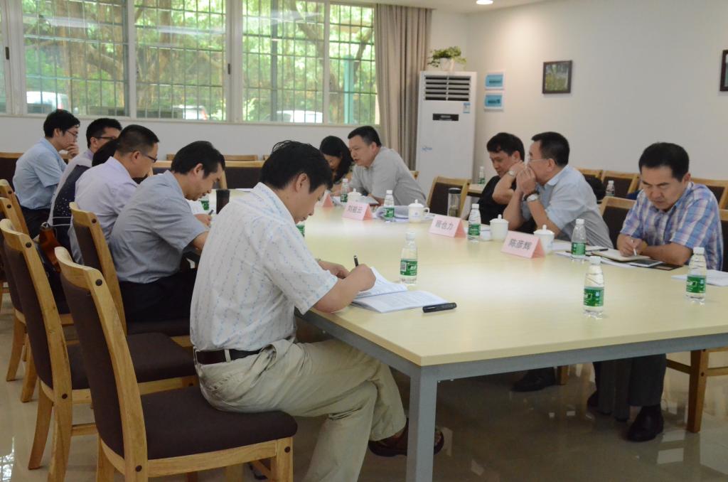 成员与专家讨论交流中