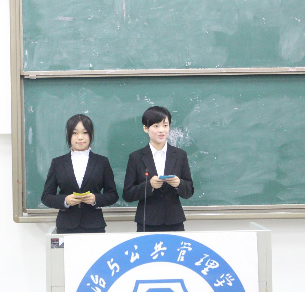 主持人宣布比赛开始