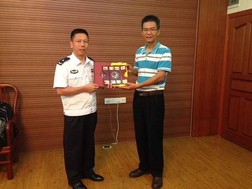 我院高云坚书记韶关监狱赠送纪念品