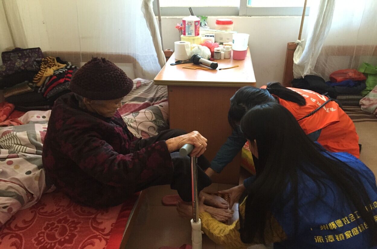 党员同学穿上社工服为社区长服务