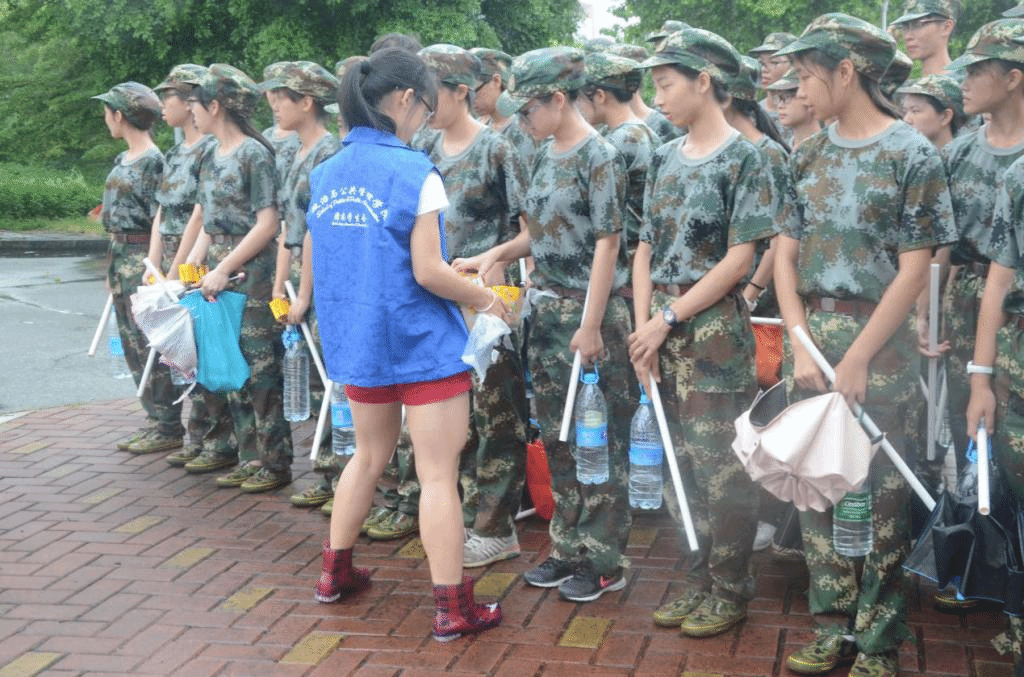 工作人员发放慰问品