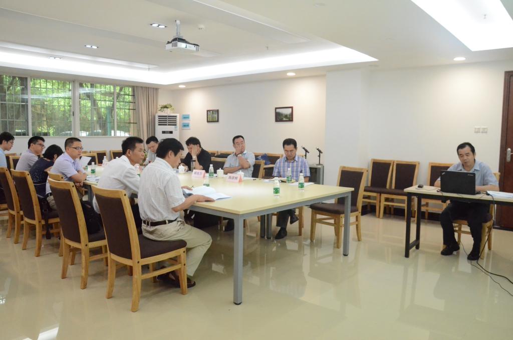 院长彭未名介绍基地情况