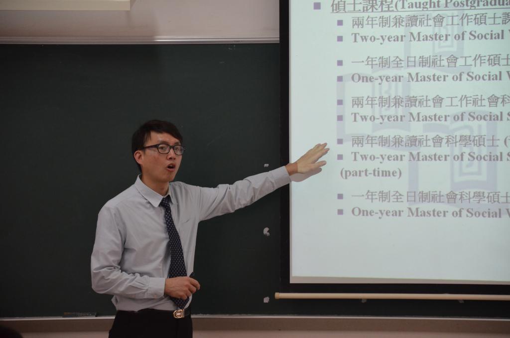 杨剑云老师在进行研究生招生宣讲