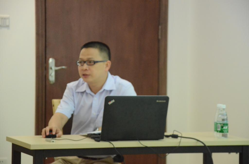 陈胜副教授介绍研究项目