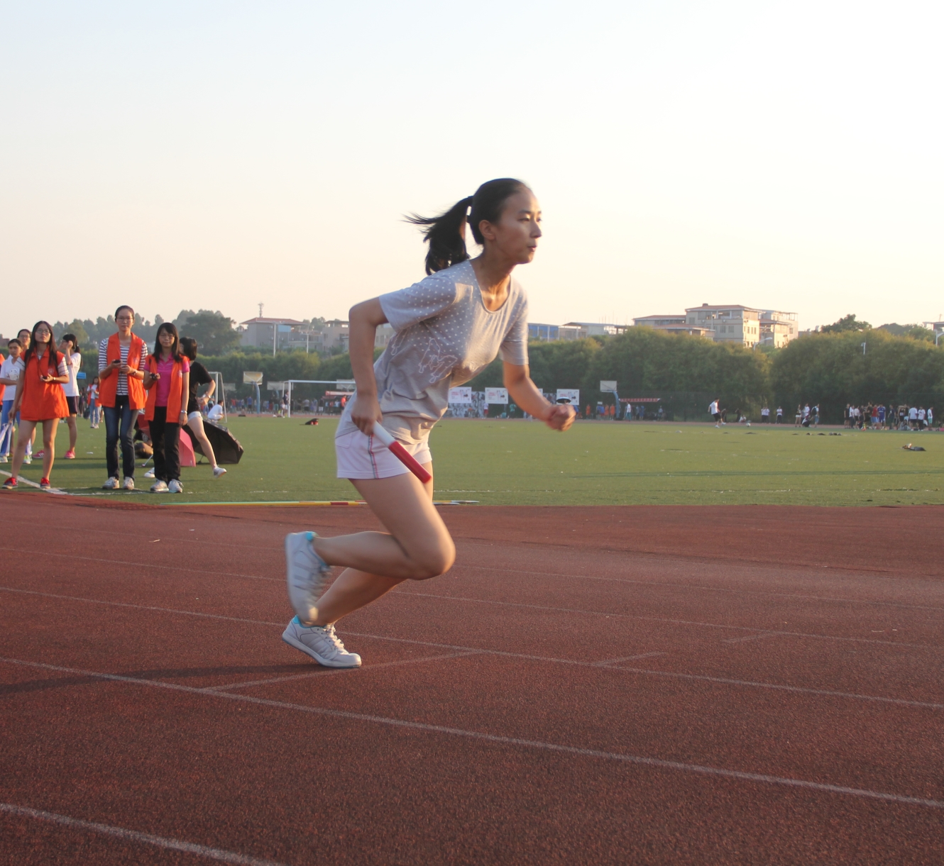 接力赛全力奔跑