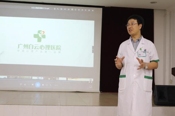 杨瑞东主任介绍医院基本情况