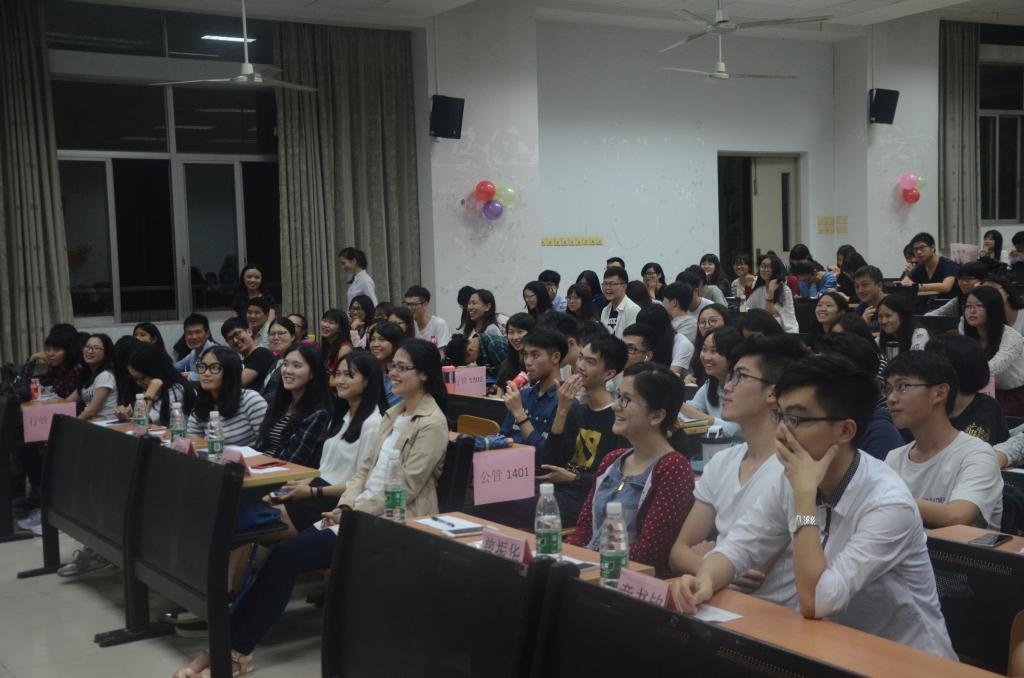 嘉宾们观看班级展示