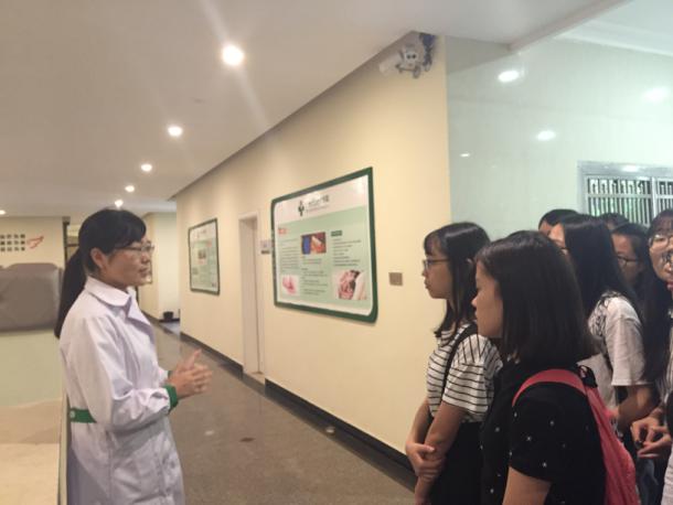 杨冬梅医生向我们介绍门诊部和心理治疗中心的情况