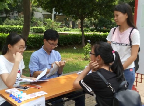 同学们参与游戏