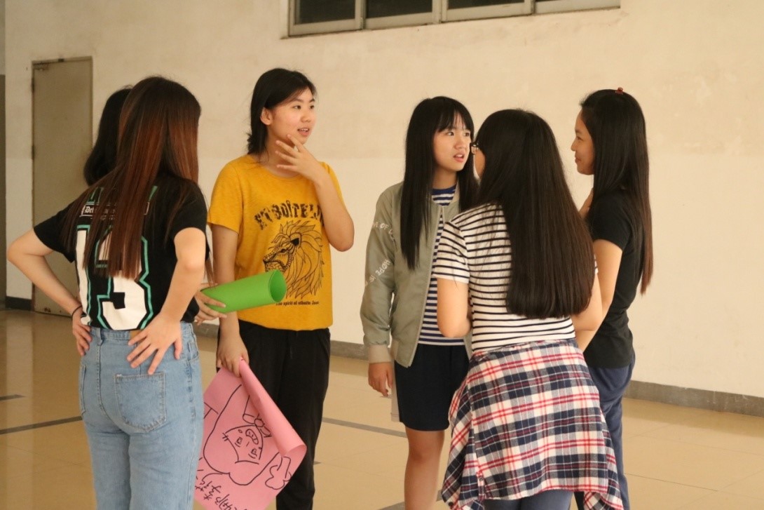 小组商讨话剧内容