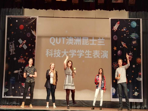 澳洲昆士兰科技大学学生在政管迎新晚会上表演