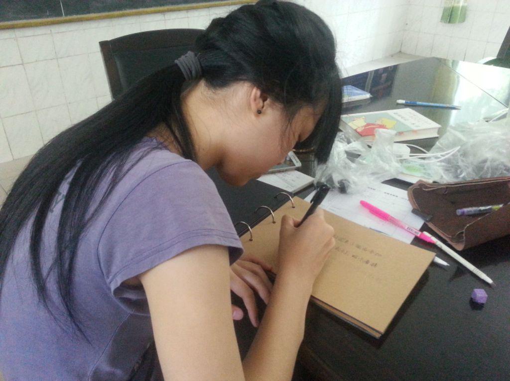 队长书写纪念相册