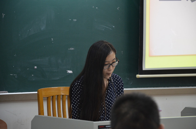 吴怡宣读选举材料