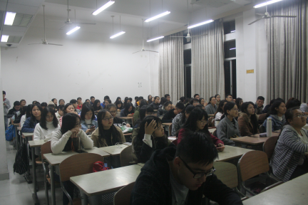 大小粤亮兴奋等待活动开始