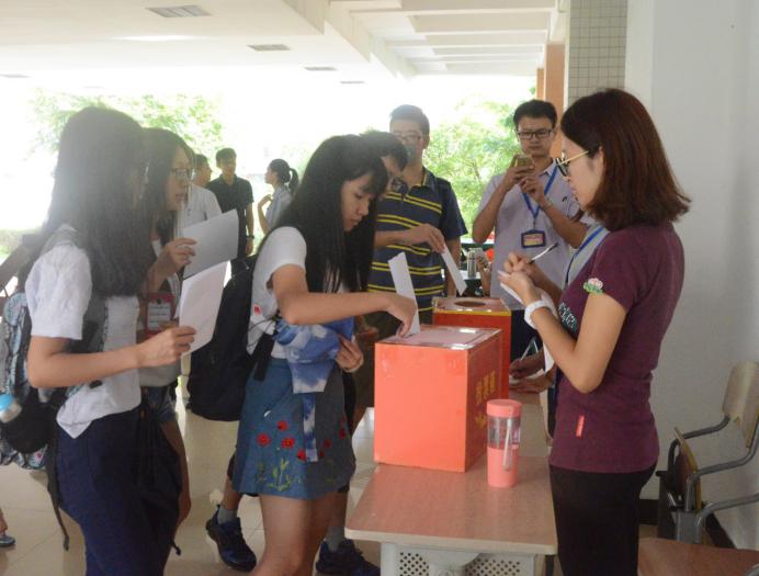 同学们投出选票