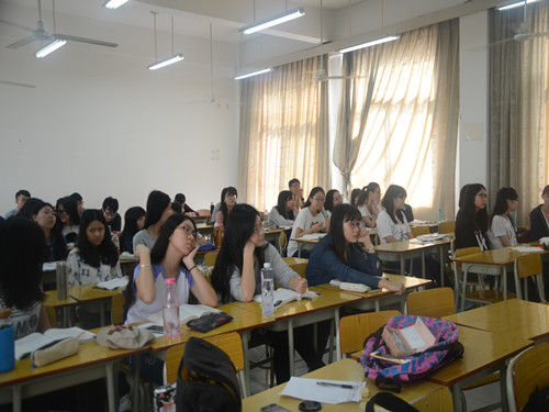 同学们认真听讲