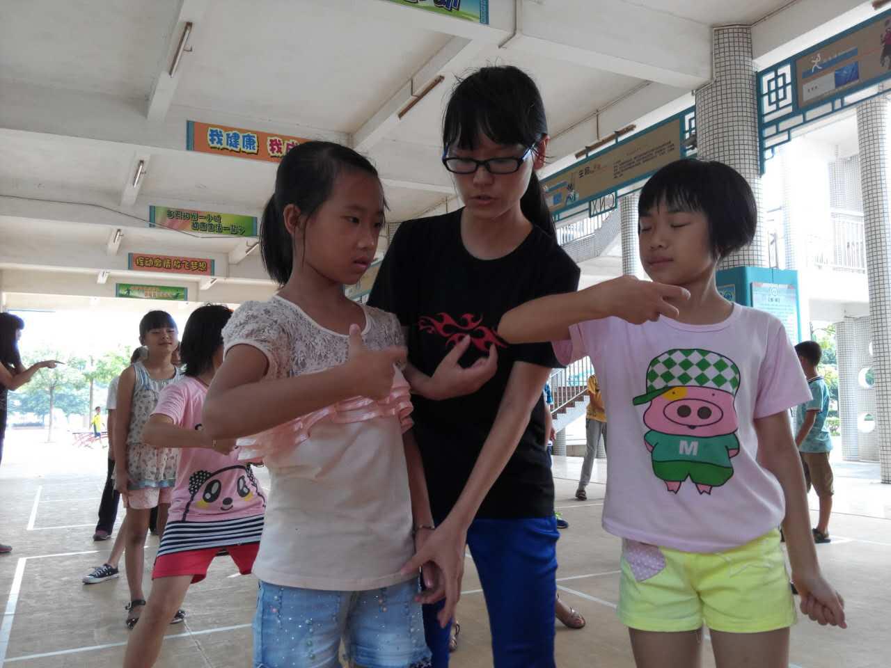 郑老师细心地教同学们打拳