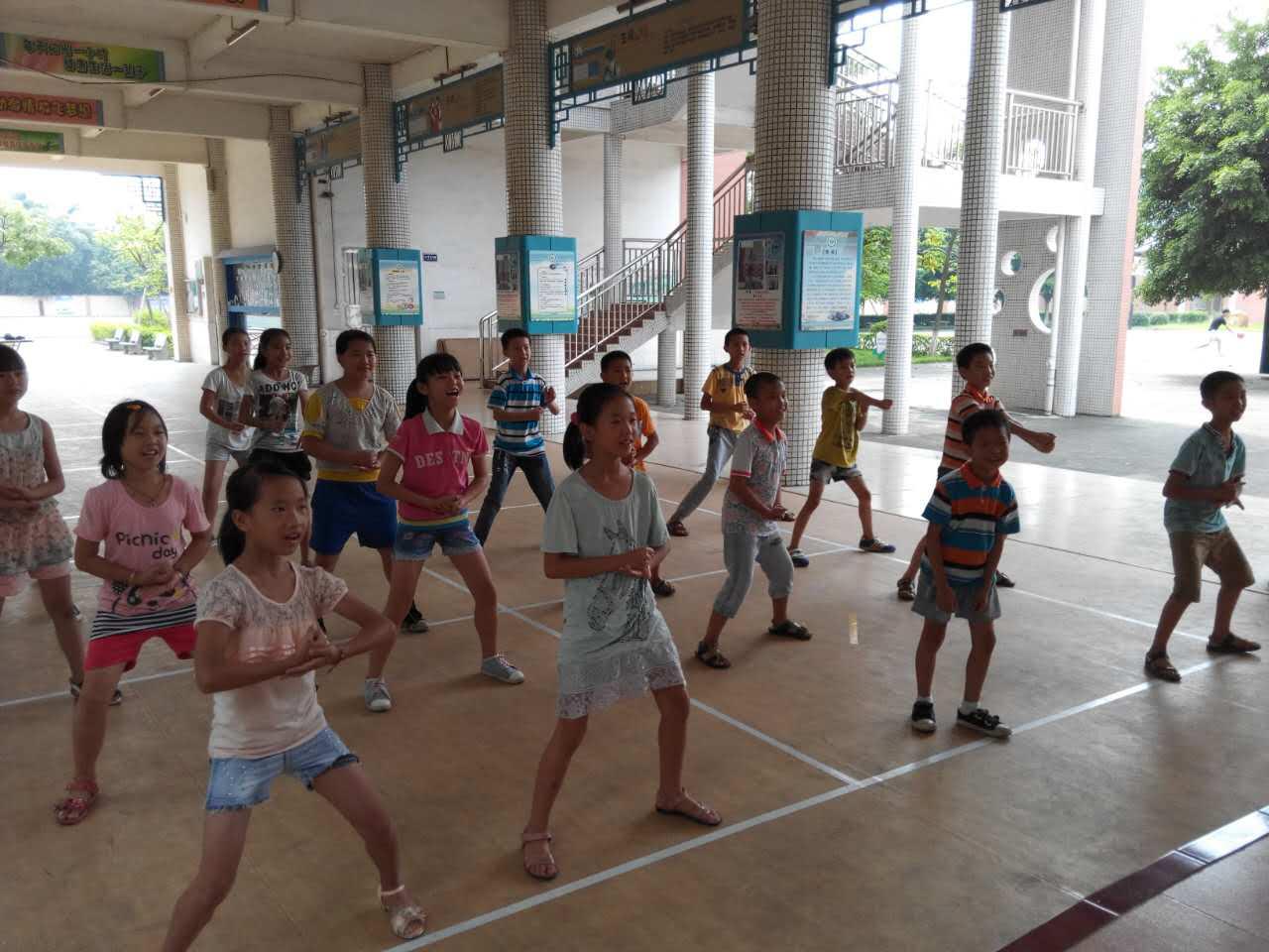 小朋友初次学习武术时兴奋的表情