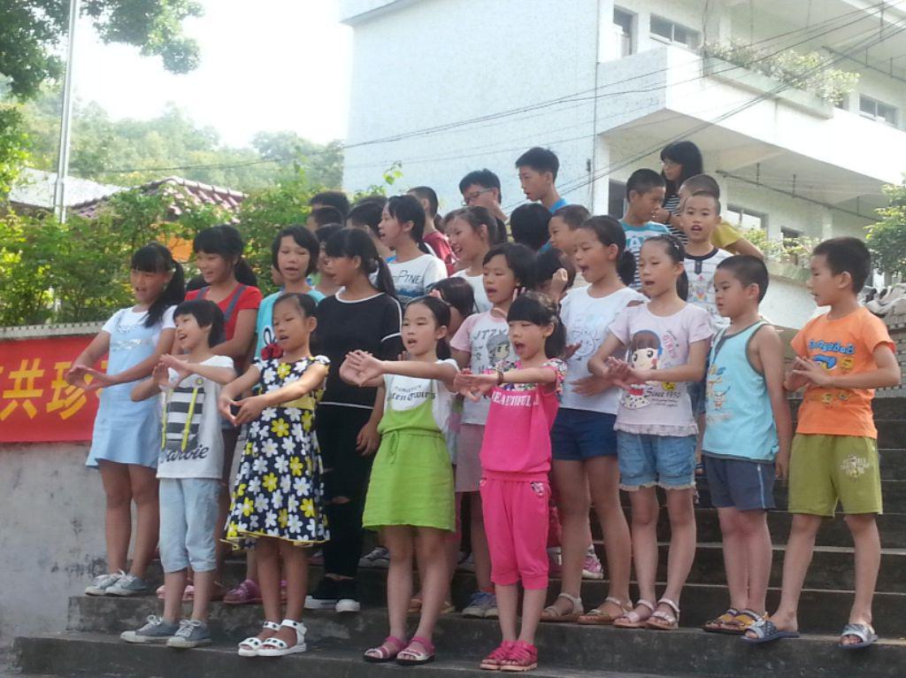 低年级组在合唱