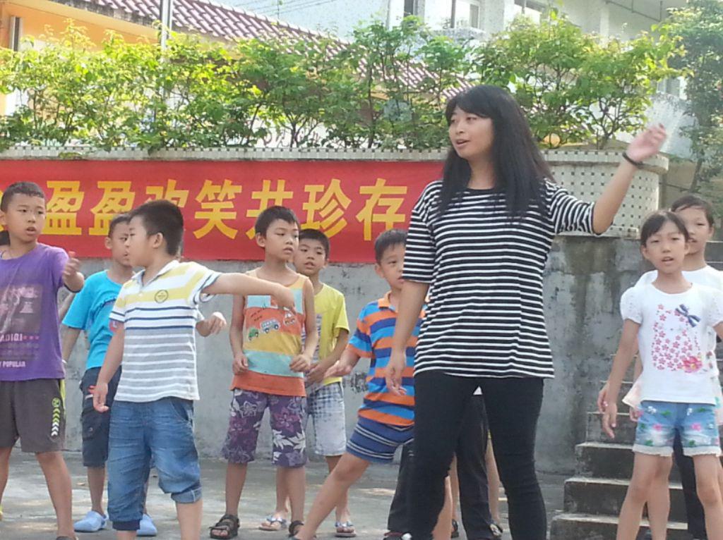 高年级组在连唱带跳