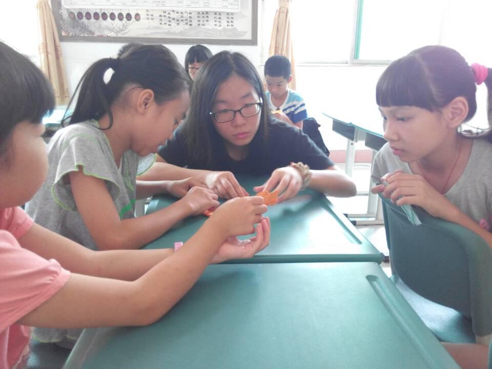 助教在演示手工课折纸步骤