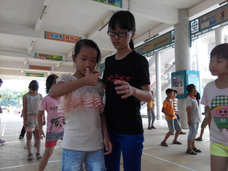 老师在教导武术姿势