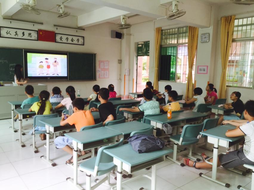 老师在用图画表示英语单词